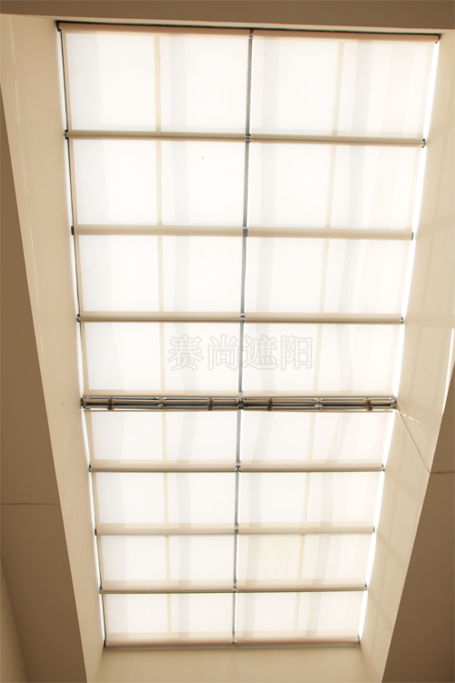 醫院建筑大廳方形采光頂應用電動天棚簾遮陽內部實景效果